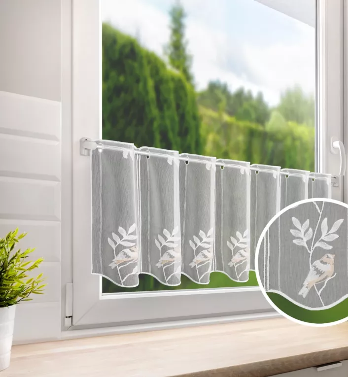 Tkanina firanowa zazdrostka z Adenu zdobiona haftem roślinnym