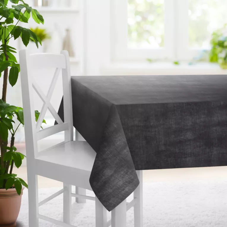 Obrus szyty SAFARI 1 grafitowy z miękkiej welwetowej tkaniny z połyskiem i poziomym prążkiem