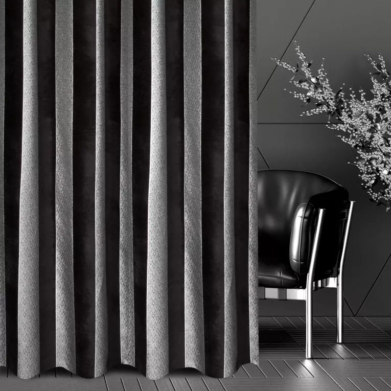 Zasłona szyta na taśmie 5 cm czarno srebrna z szenilowej tkaniny w klasyczne pionowe pasy przetykane błyszczącą nicią