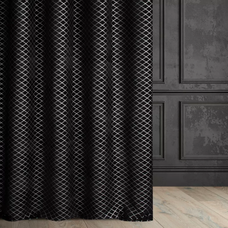 Zasłona szyta na taśmie 8 cm czarno srebrna z szenilowej tkaniny w geometryczny wzór przetykany błyszczącą nicią Italissima Eva Minge