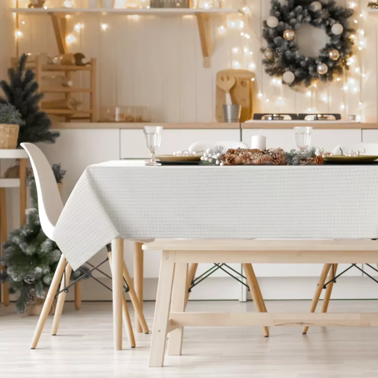 Obrus kremowy 135x180 cm z żakardowej tkaniny FLASH świąteczny w krateczkę przetykany jasnozłotą nicią