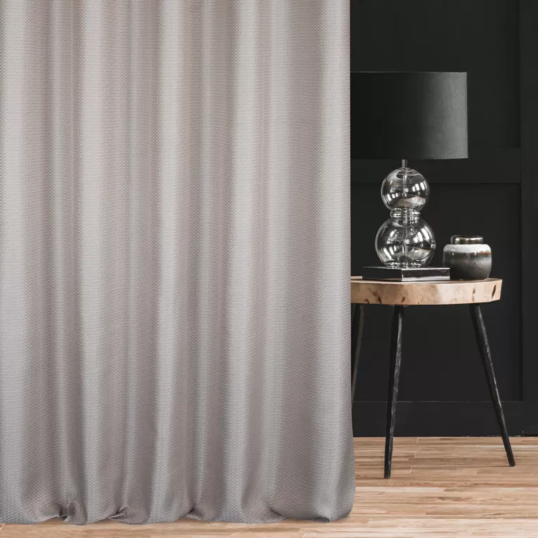 Zasłona szyta na tunelu beżowa z tkaniny w geometryczny wzór Pierre Cardin