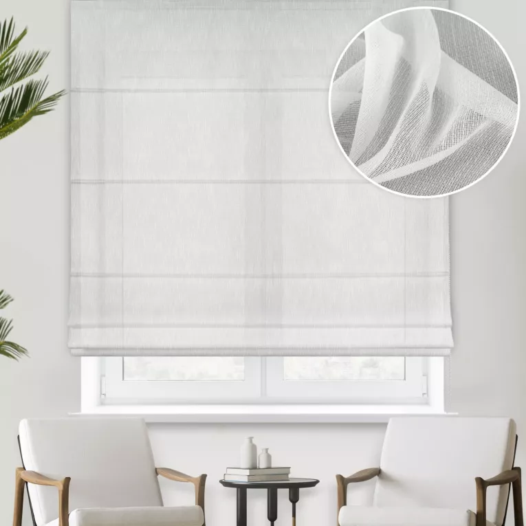 Roleta rzymska biała o strukturze drobnej siateczki, wykończona obciążnikiem