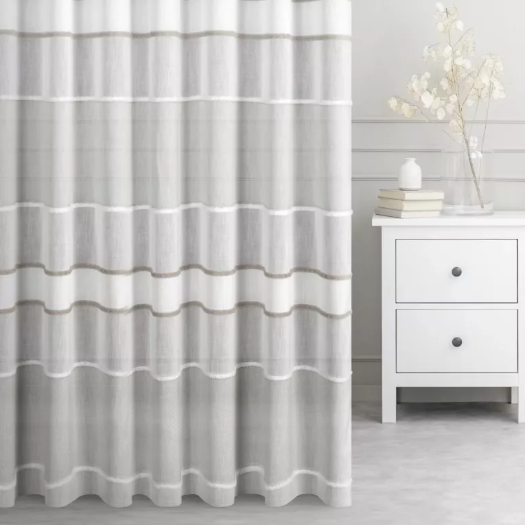 Firana szyta na taśmie fala naturalno popielata z matowej etaminy w poziome pasy z efektem 3D, wykończona obciążnikiem