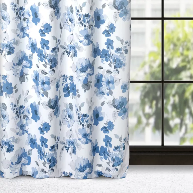 Zasłona biało, niebieska w kwiaty, zaciemniająca 140x250 cm przelotka - CAREN