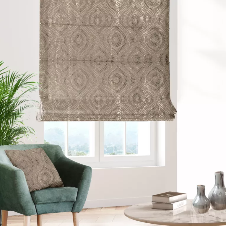 Roleta rzymska beżowo złocista z grubej, welwetowej tkaniny z geometrycznym wzorem, zdobiona delikatnie połyskującym nadrukiem