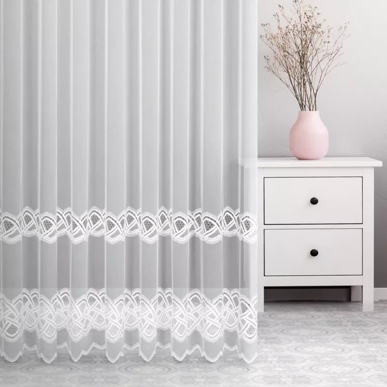 Firana szyta na taśmie 5 cm biała z delikatnej tkaniny typu zdobionej aplikacją o subtelnym połysku