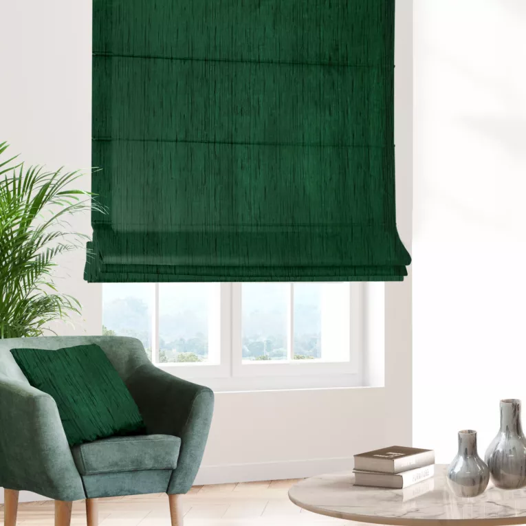 Roleta rzymska zielona z tkaniny welwetowej w pionowe prążki, wykończona obciążnikiem