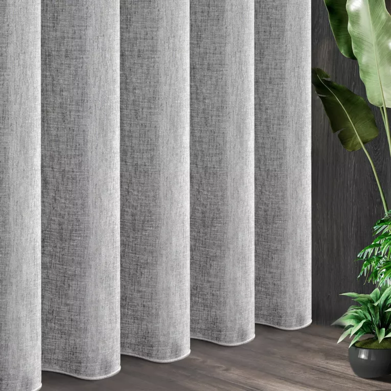 Tkanina firanowa  etamina  o gęstym splocie z dodatkiem połyskującej nici zakończona szwem obciążającym