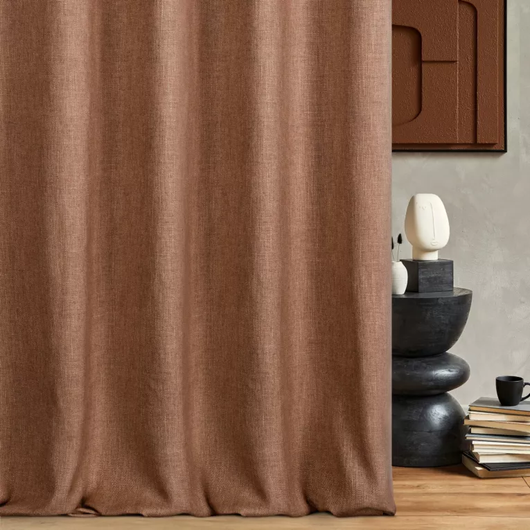 Zasłona szyta na przelotkach pomarańczowa o naturalnym charakterze, z widocznym, ozdobnym splotem