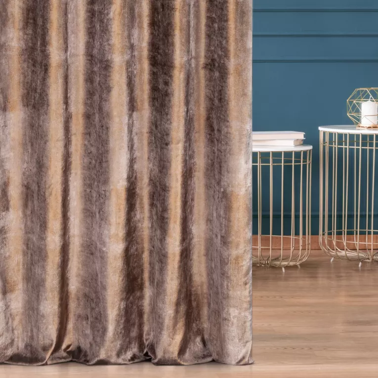 Zasłona szyta na taśmie 5 cm ciemnobeżowo miedziana z welwetowej, miękkiej tkaniny, z połyskującym nadrukiem