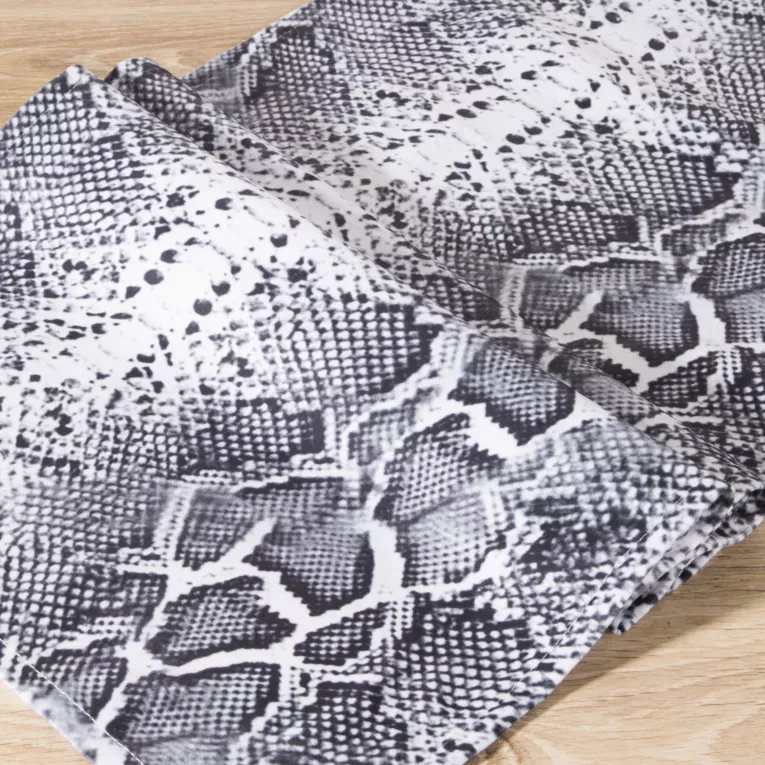 Bieżnik na stół biało, czarny 35x140 cm welwetowy ASTEYA z egzotycznym motywem wężowej skóry EVA MINGE