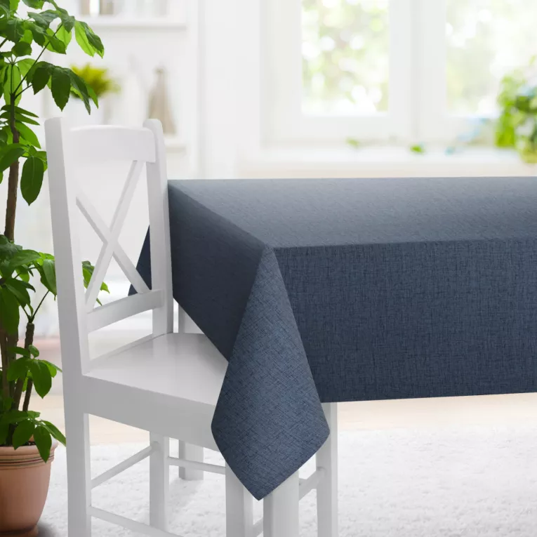 Obrus szyty ciemnoniebieski z tkaniny w stylu eko o naturalnym splocie