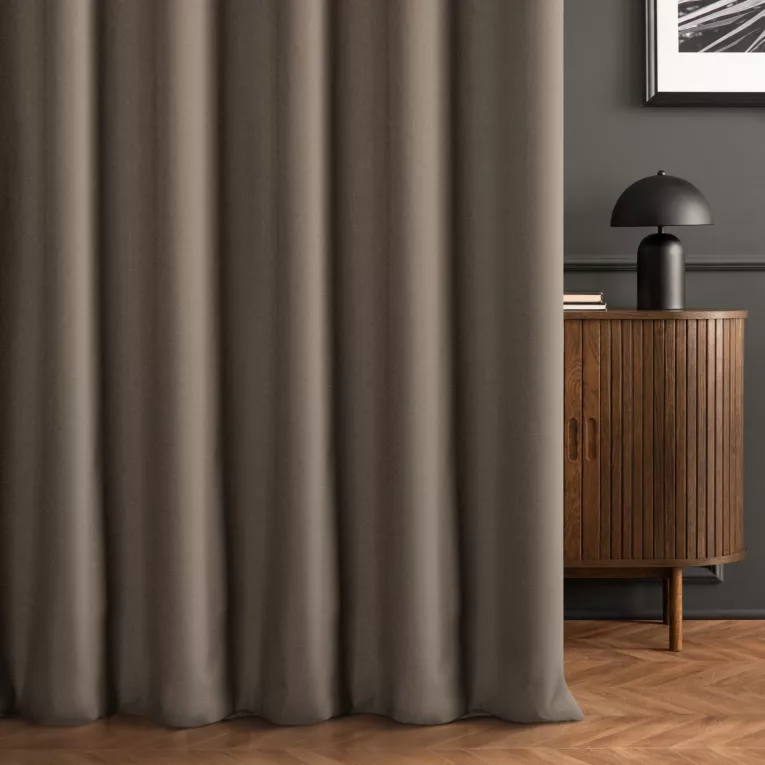 Zasłona szyta na taśmie 5 cm brązowa ze strukturalnej tkaniny typu blackout, zaciemniająca w 100%
