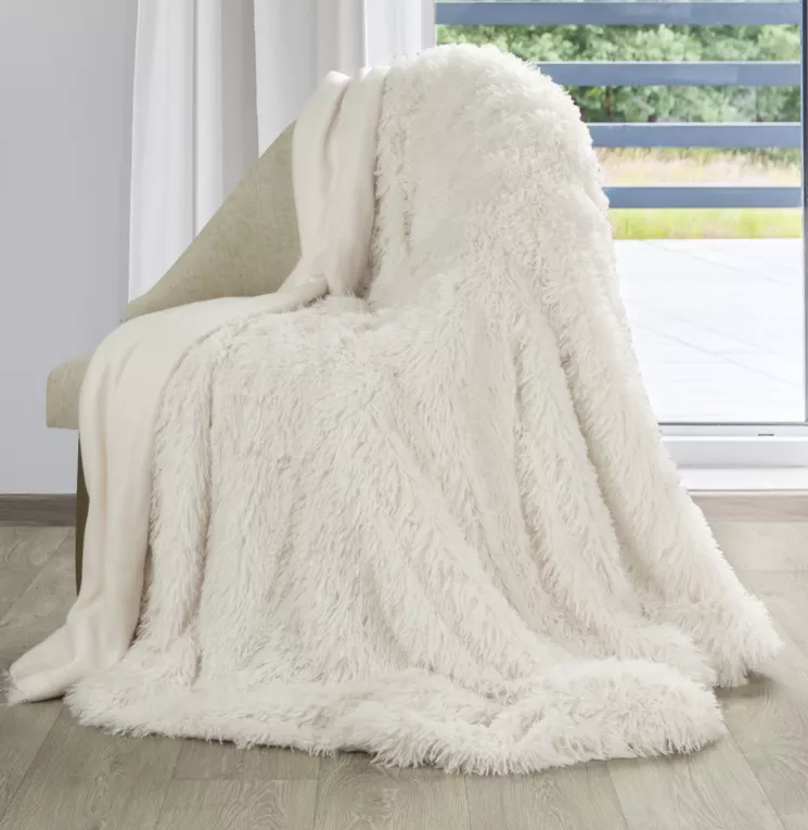 Narzuta LETTIE z miękkiego i przyjemnego w dotyku ekologicznego futerka z długim włosem