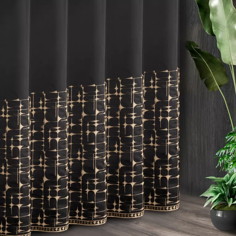 Tkanina firanowa lekka, matowa mikrosiateczka, haftowana dołem w geometryczny wzór