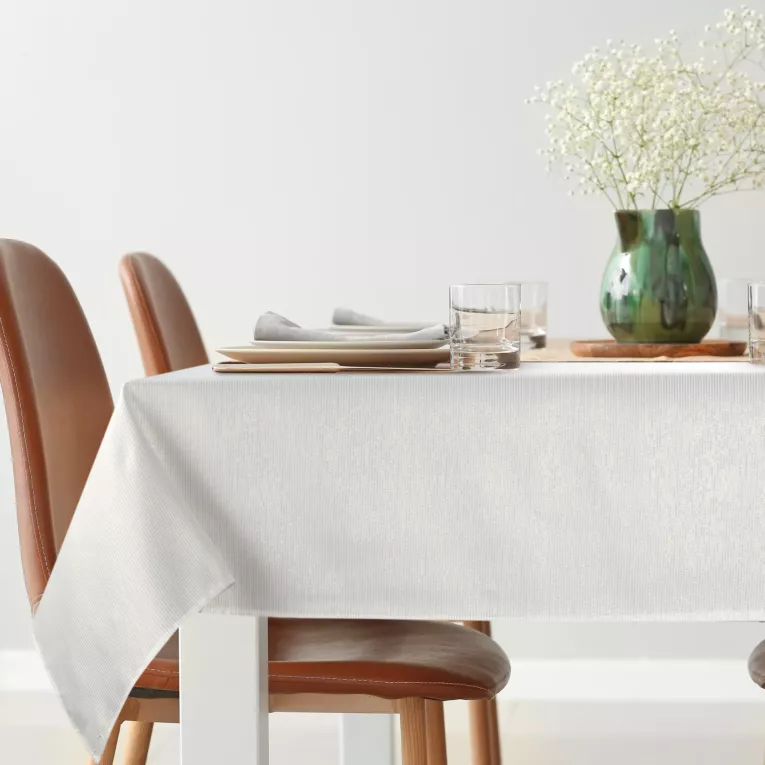 Obrus biały 140x220 cm ALISA zdobiony złotą nicią tworzącą wzór poziomych pasków