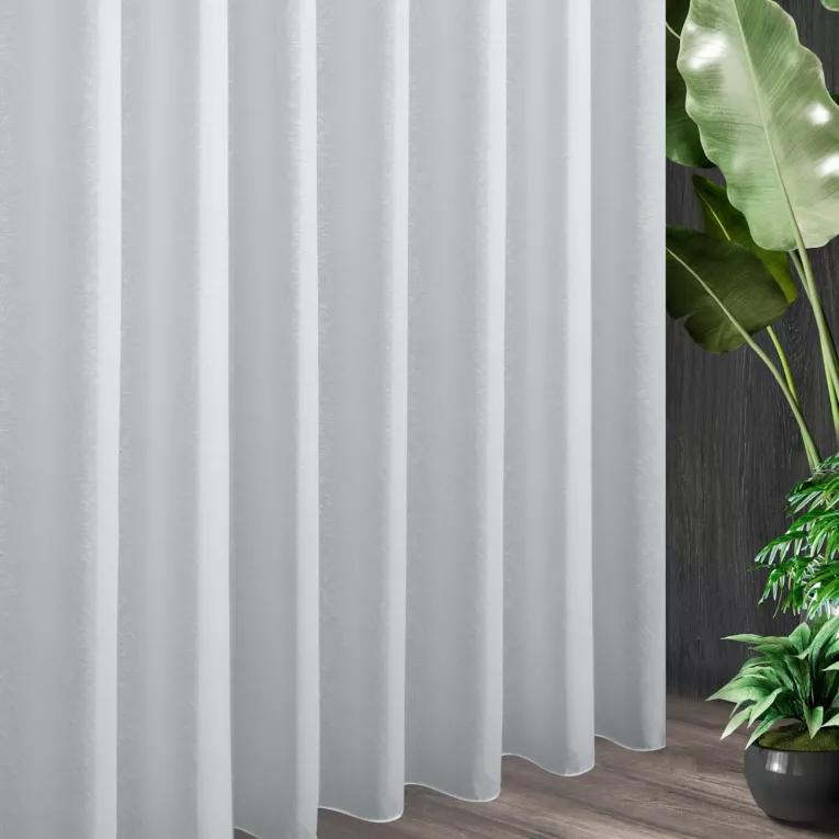 Tkanina firanowa z delikatnym wytłaczanym wzorem