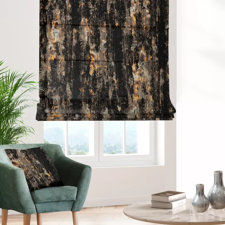 Roleta rzymska beżowo czarna z tkaniny welwetowej z metalicznym nadrukiem