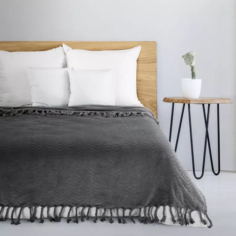 Koc flano 150x200 cm stalowy z wytłaczanym wzorem i dekoracyjnymi frędzlami EMMA