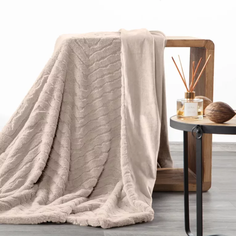 Koc 150x200 cm beżowy, z miękkiej tkaniny futerkowej z efektem 3D KATE