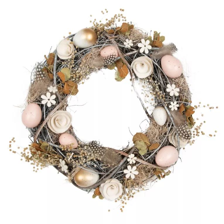 Wielkanocny wianek wyplatany z naturalnych gałązek z pisankami