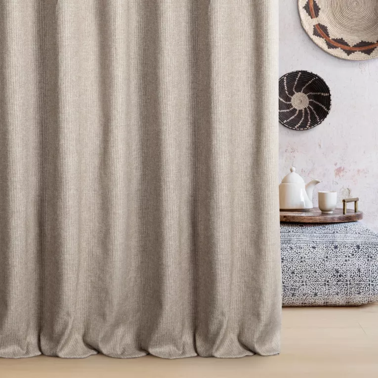 Zasłona szyta na flexach jasnobrązowo beżowa z matowej tkaniny o grubym splocie z efektem melanżu