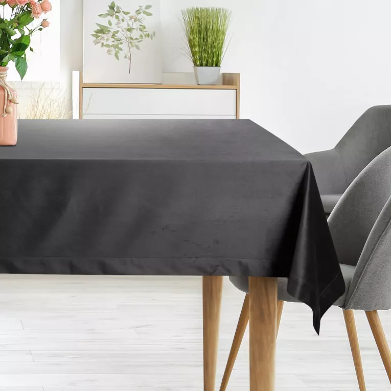 Obrus czarny 140x220 cm welwetowy MELINDA z ozdobną listwą