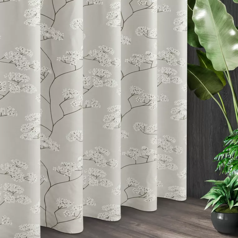 Tkanina miękka w dotyku, o welurowej strukturze, z nadrukiem z kwitnącymi gałązkami