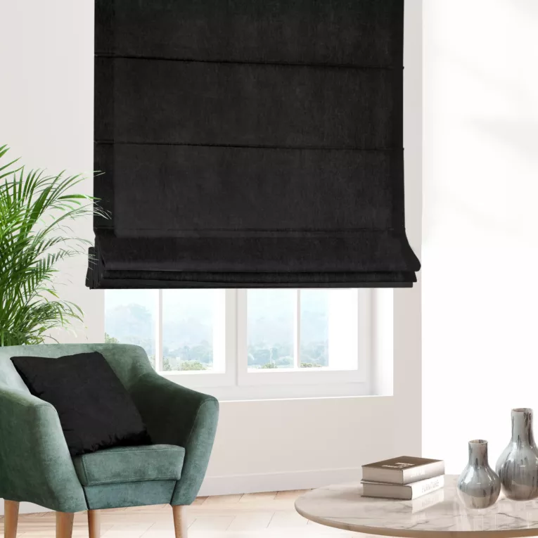 Roleta rzymska grafitowo ciemnopopielata z tkaniny zaciemniającej 100% blackout, o strukturze weluru