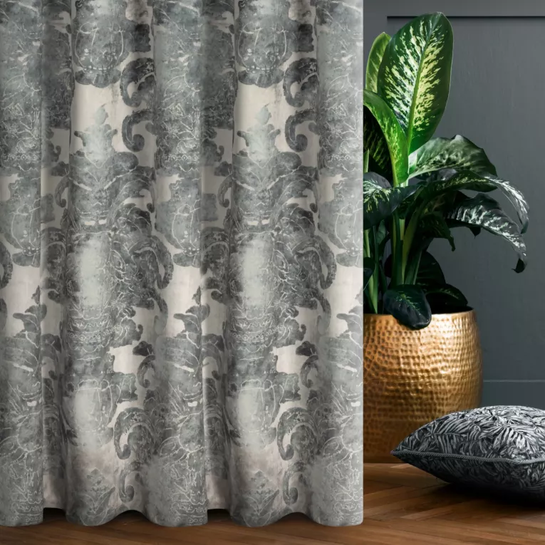 Zasłona szyta na flexach srebrno niebieska z miękkiej, welwetowej tkaniny w duży wzór ornamentowy Italissima Eva Minge