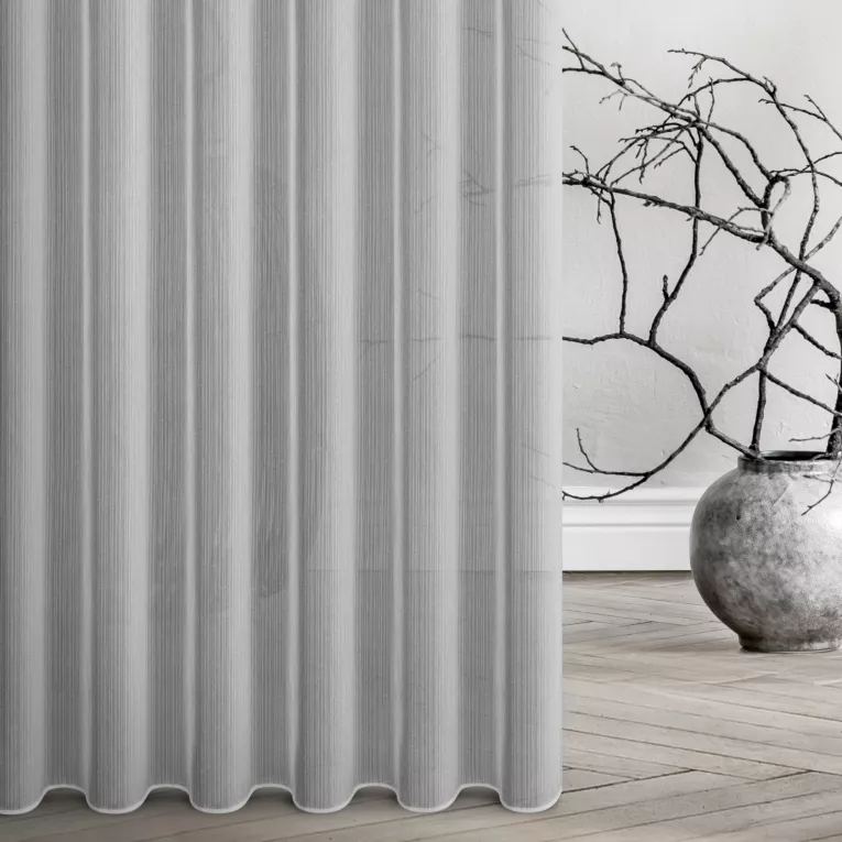 Firana szyta na taśmie 5 cm biała z delikatnej tkaniny typu deszczyk wykończona obciążnikiem