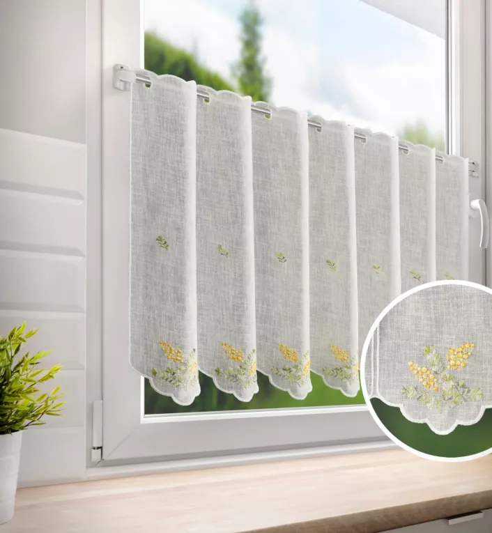 Tkanina firanowa zazdrostka z etaminy zdobiona haftem rumianku