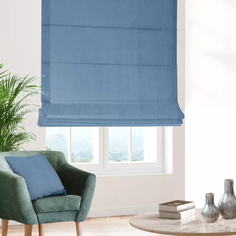 Roleta rzymska ciemnoniebieska z tkaniny strukturalnej z delikatnym połyskiem