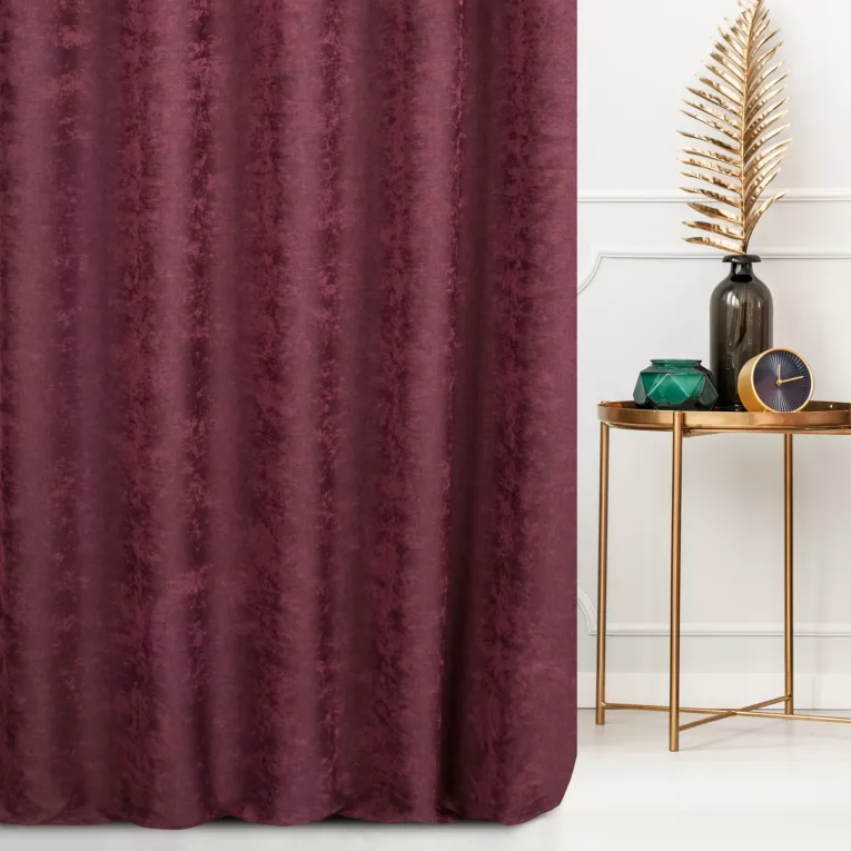 Zasłona szyta na tunelu bordowa z miękkiej tkaniny szenilowej typu dimout o naturalnym splocie