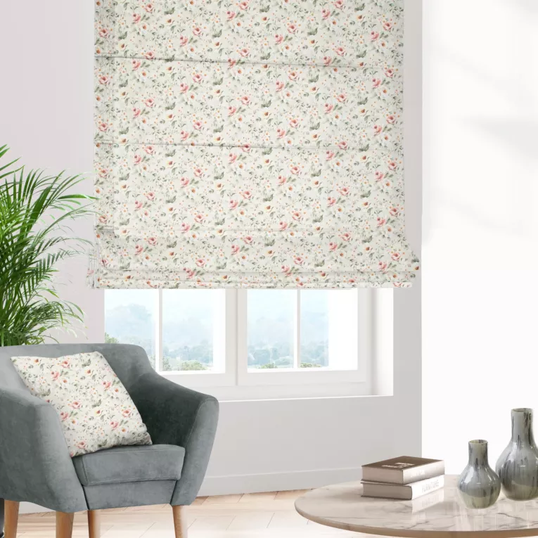 Roleta rzymska beżowo różowa z tkaniny o naturalnym splocie z nadrukowanym kwiatowym wzorem