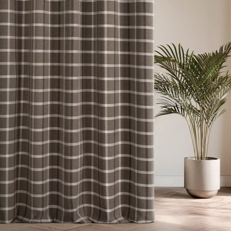 Zasłona szyta na tunelu brązowa z tkaniny o jodełkowym splocie z wzorem kraty