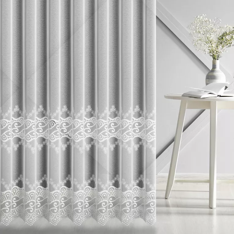 Firana szyta na taśmie 5 cm biała z matowej markizety zdobionej dwoma pasami aplikacji