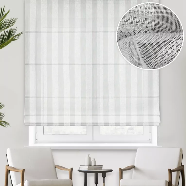 Roleta rzymska biała z matowej tkaniny w pasy z efektem bukli, wykończona obciążnikiem