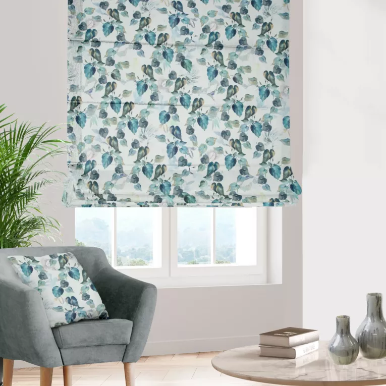 Roleta rzymska niebiesko zielona z tkaniny o naturalnym splocie z drukowanym wzorem liści