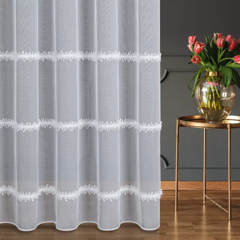 Firana szyta na taśmie fala biała z tkaniny typu aden zdobiona aplikacją wykończona obciążnikiem