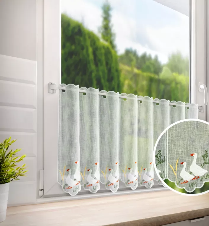 Tkanina firanowa zazdrostka z etaminy zdobiona haftem gąsek