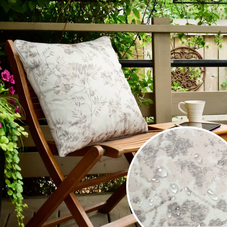 Poszewka na poduszkę 45x45 cm z tkaniny wodoodpornej kremowo, beżowa idealna na taras oraz balkon zdobiona nadrukiem roślinnym GARDEN