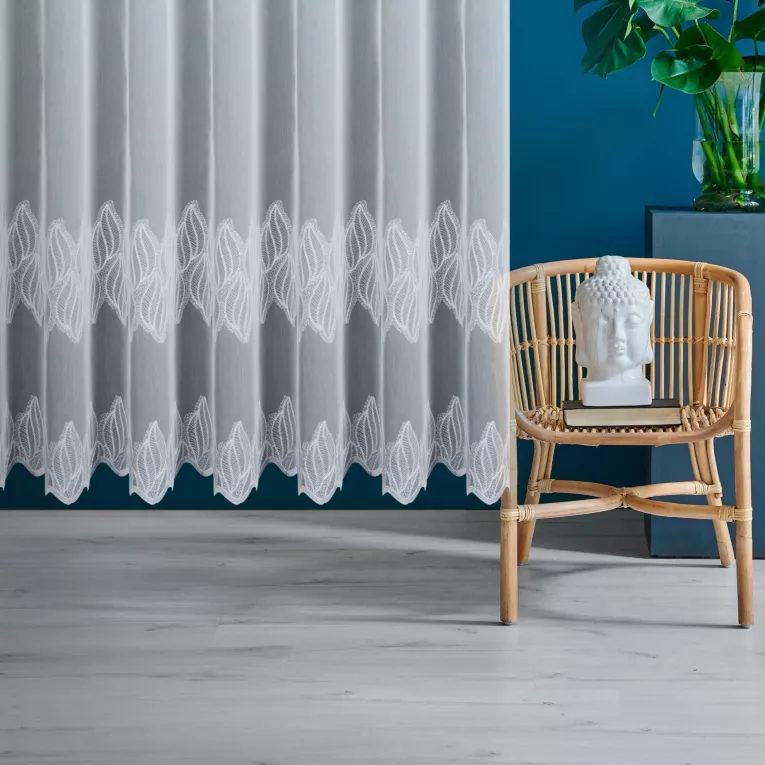 Firana szyta na taśmie fala biała z matowej tkaniny z efektem deszczyku zdobionej haftem w formie poziomych pasów