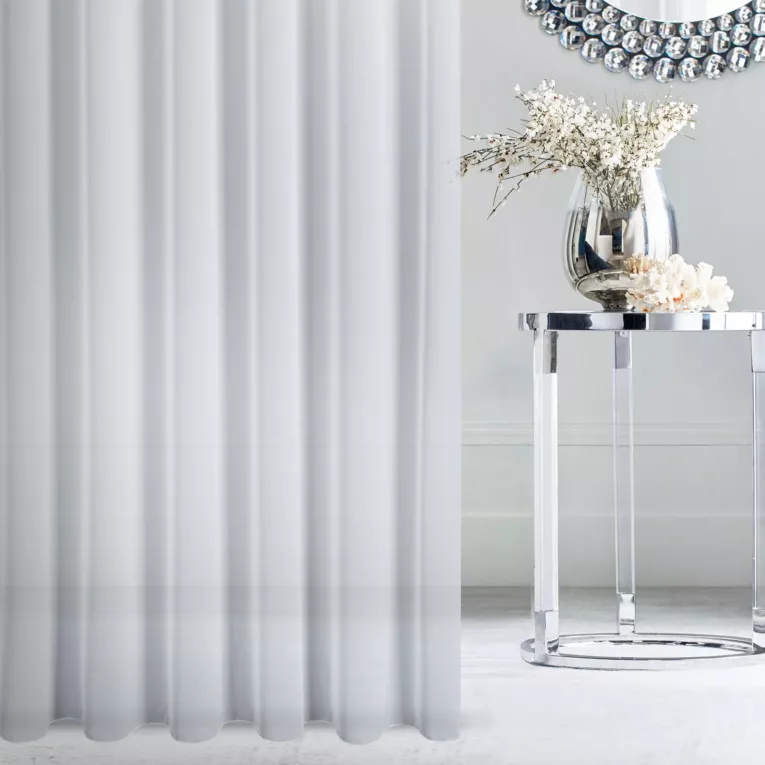 Firana szyta na flexach biała z połyskującej tkaniny o charakterystycznym jodełkowym wzorze, wykończona obciążnikiem