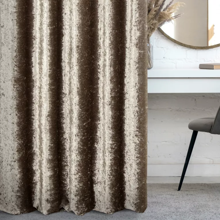 Zasłona szyta na taśmie 5 cm beżowa z miękkiej tkaniny welwetowej z efektem kreszowania