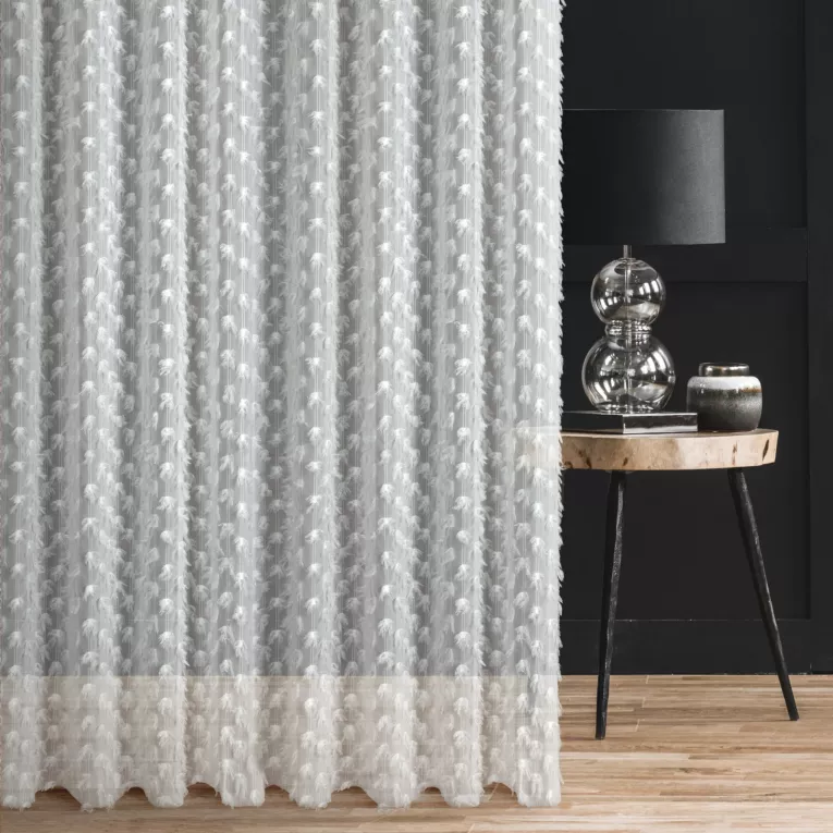 Zasłona szyta na taśmie 5 cm kremowa z delikatnej tkaniny z aplikacją i haftem