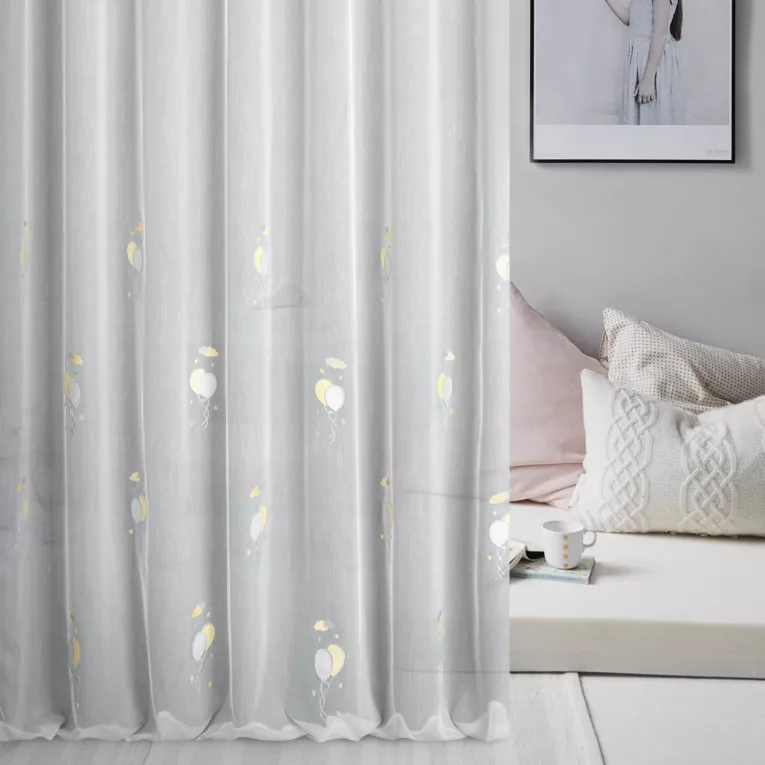Tkanina firanowa, matowa z delikatnym efektem deszczyku,  zdobiona dziecięcą aplikacją z balonikami