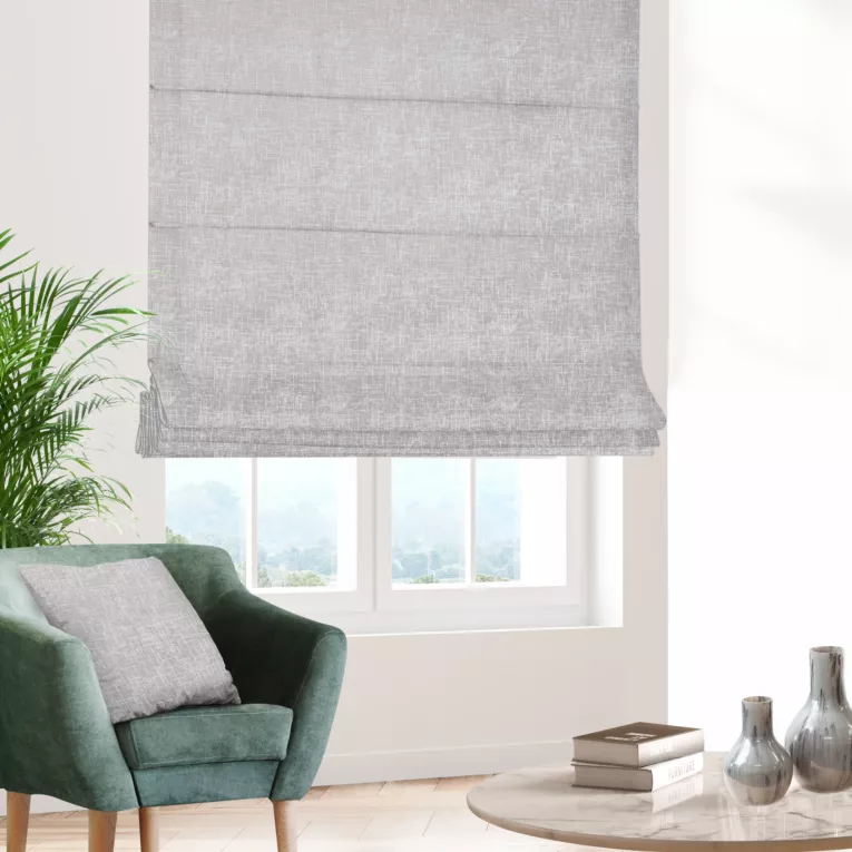 Roleta rzymska beżowo srebrna z miękkiej półmatowej tkaniny welwetowej z metalicznym nadrukiem