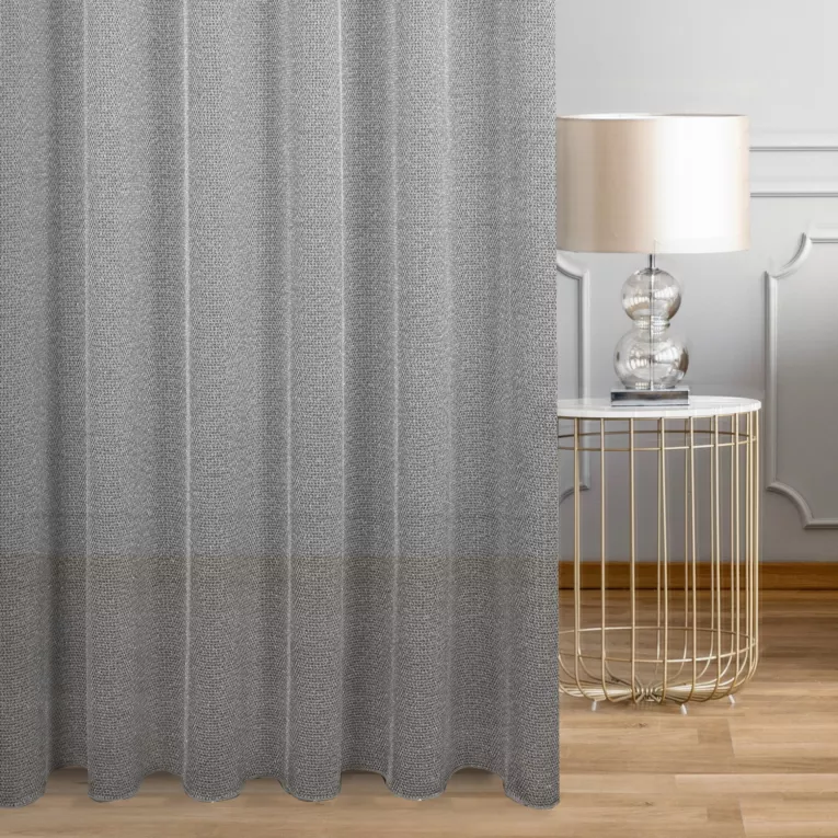 Firana szyta na taśmie 5 cm kremowo srebrna z eleganckiej siatki w stylu glamour z połyskliwą nicią, wykończona obciążnikiem Italissima Eva Minge